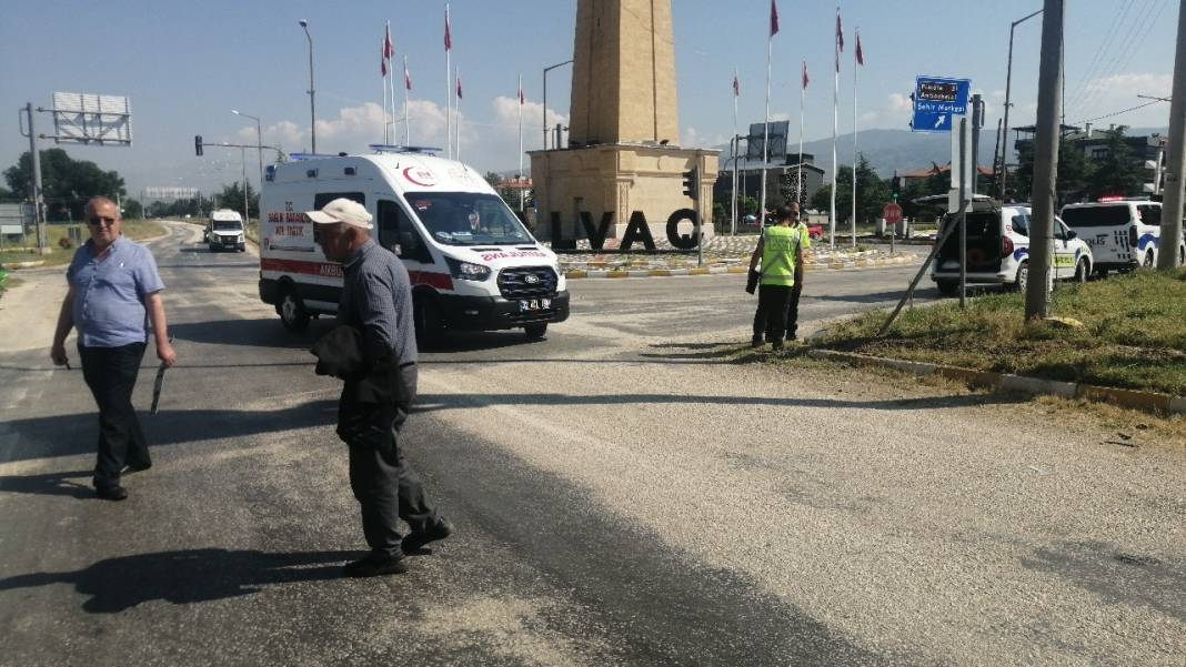 Konya yolunda kaza: Önce tabelaya sonra levhaya çarptı! 2